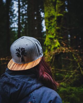 🧢 Eine Snapback mit Holzschild - ein ungewöhnliches, von der Natur inspiriertes Accessoire. Ausprobieren und genießen. 😻...